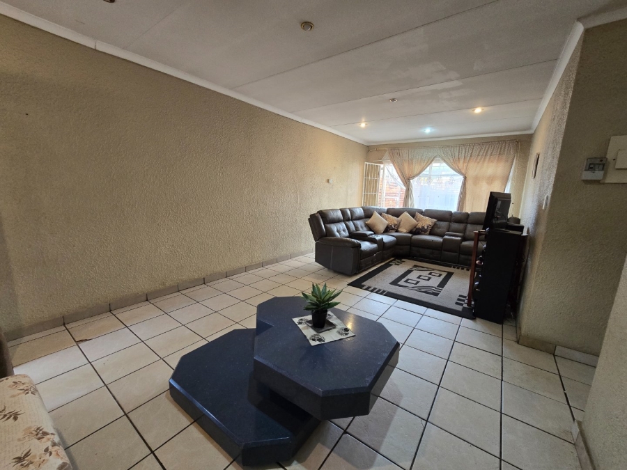 2 Bedroom Property for Sale in Kannoniers Park North West
